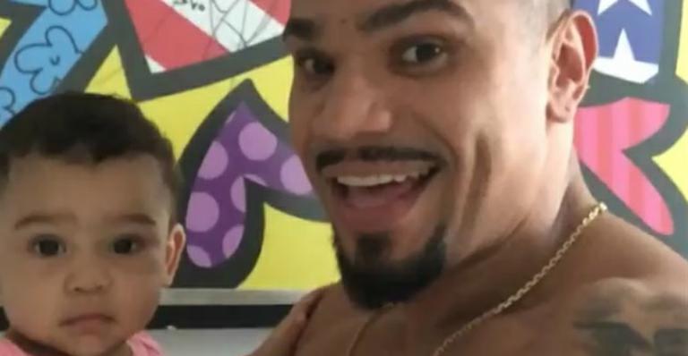 Naldo canta para a Maria Victória e fãs se impressionam com semelhança: “Muito parecida com o pai”