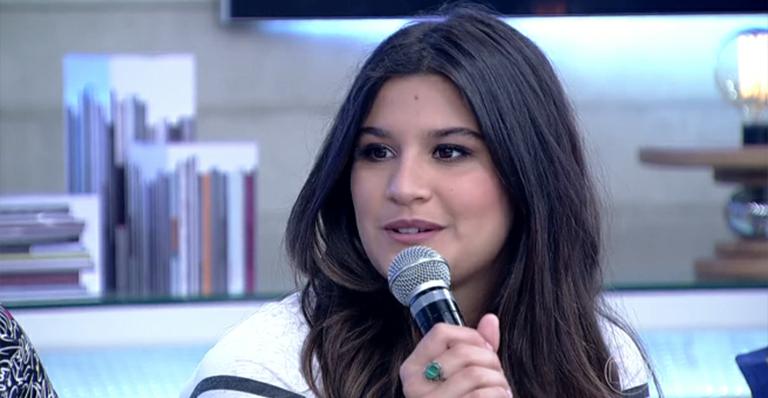 Giulia Costa aparece sem maquiagem e fãs brincam: ‘A cara da mãe’