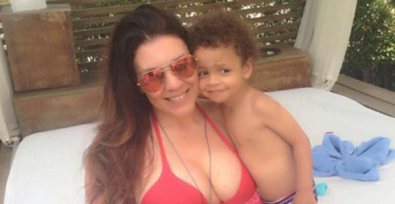 Simony publica foto de biquíni e ganha elogios