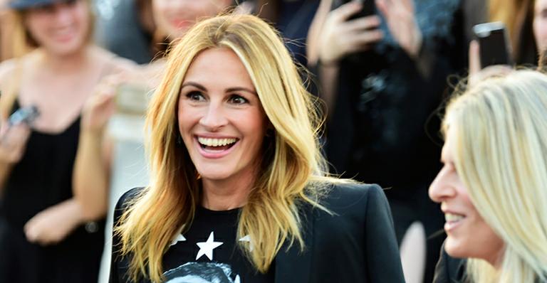 Aos 49, Julia Roberts posta foto rara de biquíni e exibe corpaço