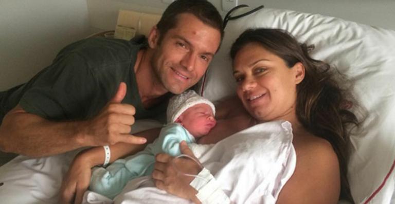 Cláudio Heinrich apresenta seu filho recém-nascido