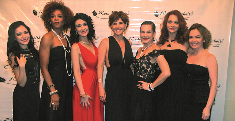 Atrizes participam de desfile solidário no Rio