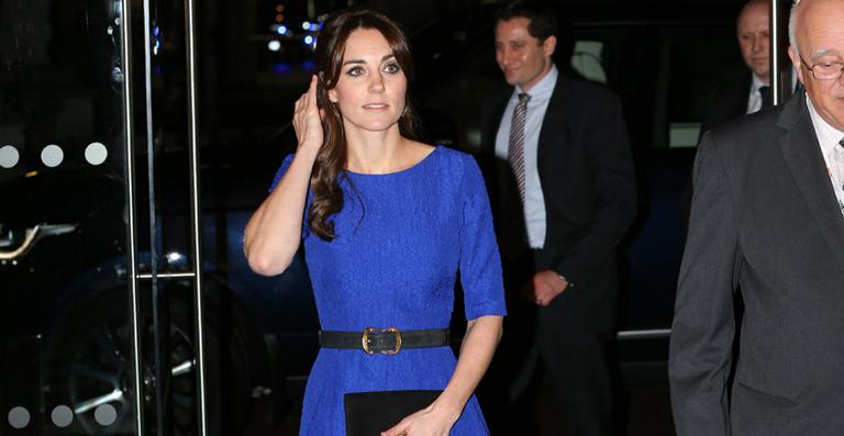 Kate Middleton usa vestido de estilista indiano em evento na Inglaterra