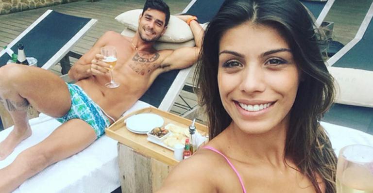Ex-BBBs Franciele Almeida e Diego Grossi mostram fotos da lua de mel