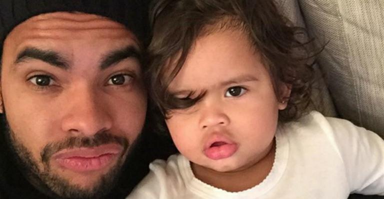 Dentinho posa fazendo biquinho com a filha Sophia e fã brinca: “Mini Angelina Jolie”