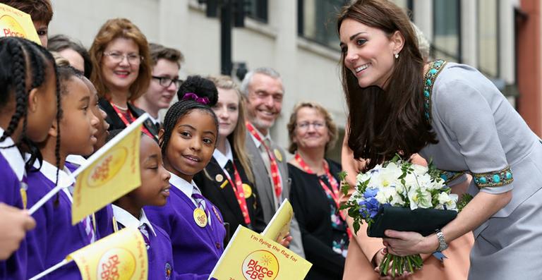 Elegante, Kate Middleton visita escola infantil e ganha flores