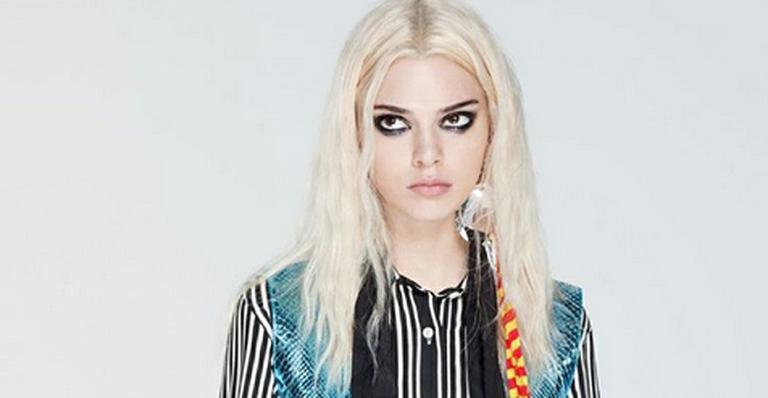 Kendall Jenner vira loira platinada em ensaio de moda