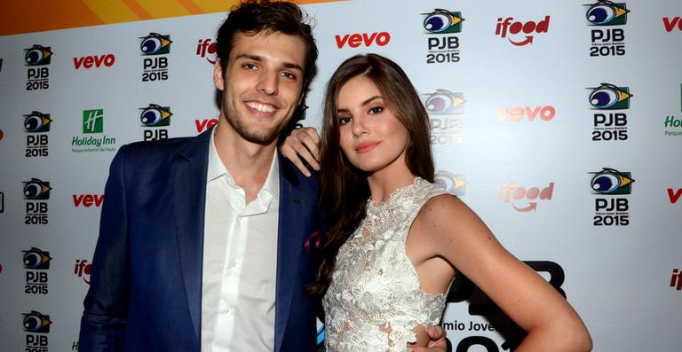 Camila Queiroz nega crise em namoro com Lucas Cattani: “Amando como nunca”
