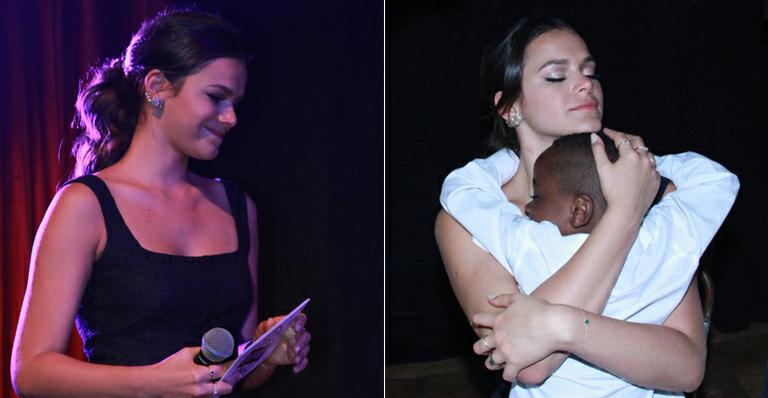 Bruna Marquezine se emociona em evento com crianças refugiadas