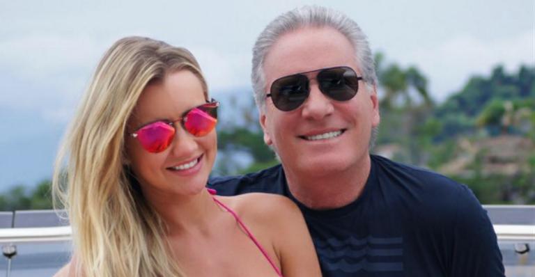 Em Miami, Ana Paula Siebert exibe corpo escultural na praia