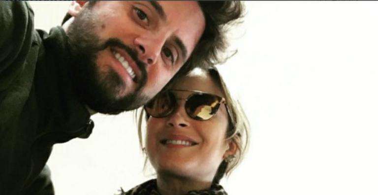 Claudia Leitte posa abraçadinha com o marido e os filhos