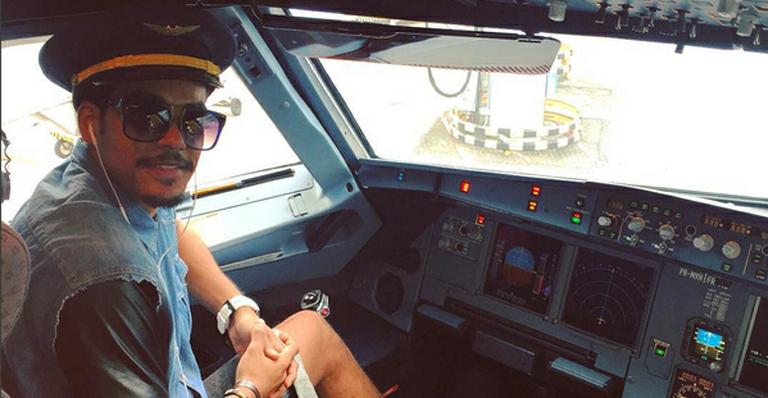Marcello Melo Jr mostra foto em cabine de avião