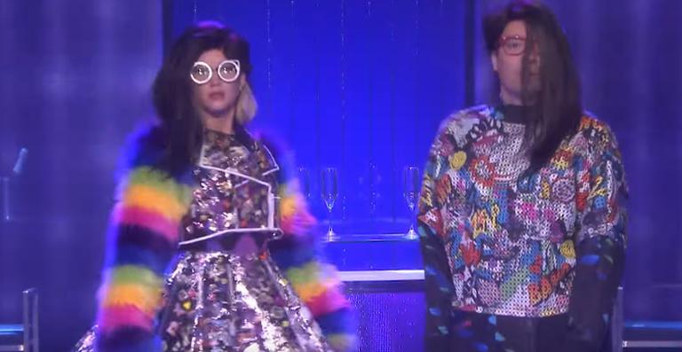 Jennifer Lawrence e Jimmy Fallon ensinam passos bizarros de dança