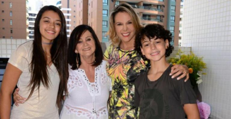 Carla Perez comemora aniversário da mãe em Salvador