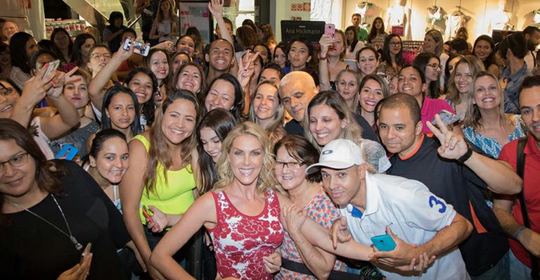 Ana Hickmann lança sua coleção em loja na Avenida Paulista