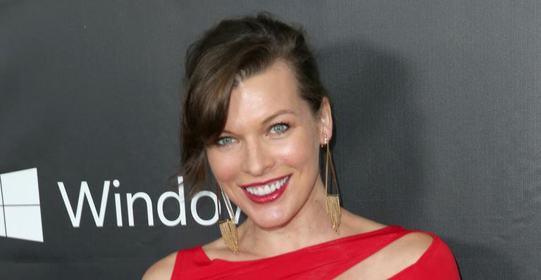 Milla Jovovich posa com a filha no set de ‘Resident Evil’