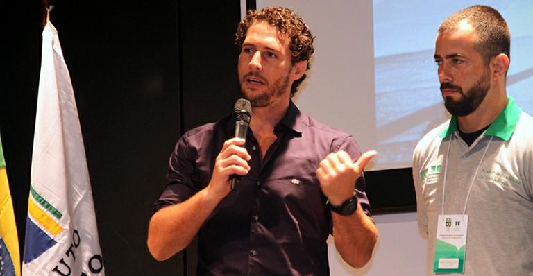 Flávio Canto vai à formatura da Academia Brasileira de Treinadores no RJ