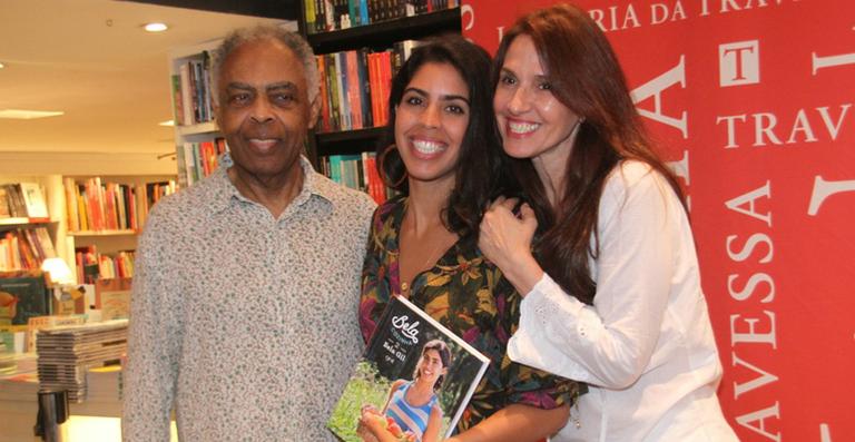Bela Gil lança novo livro com família e amigos