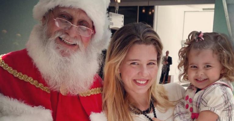 Debby Lagranha leva a filha para conhecer o Papai Noel: “Já fez mil pedidos”
