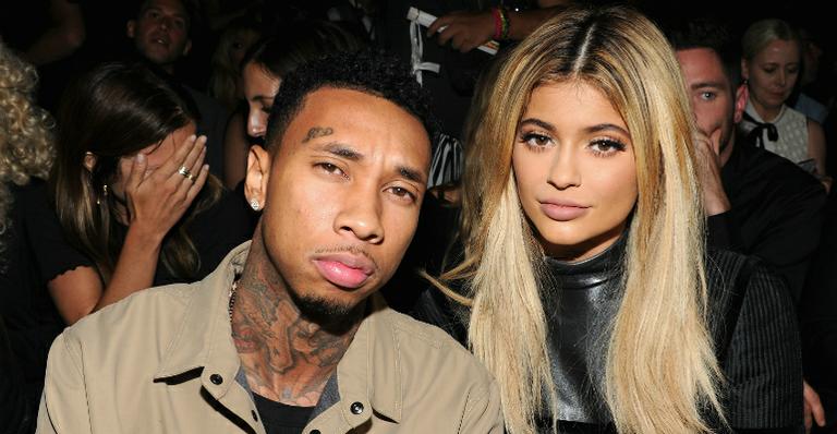 Kylie Jenner e Tyga se beijam em clima de Natal