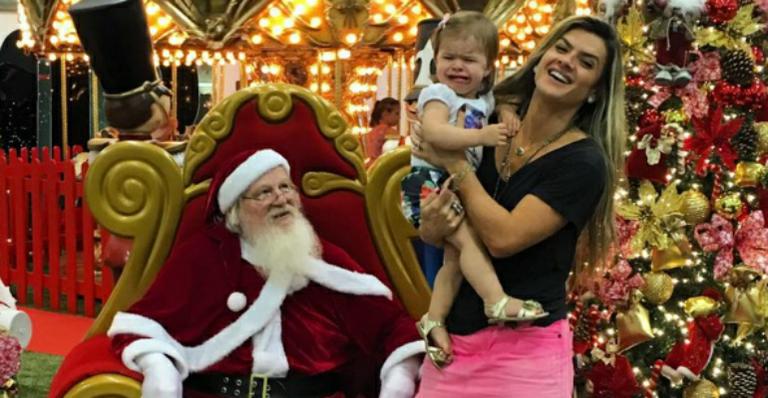 Mirella Santos leva Valentina para conhecer Papai Noel, mas menina cai no choro