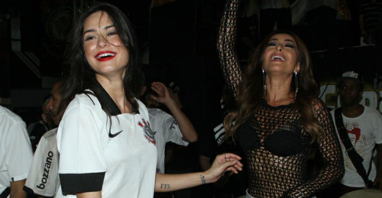 De shortinho, Sabrina Sato e Thaila Ayala caem no samba na quadra da Gaviões
