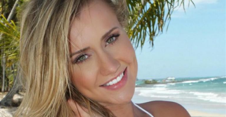 Ana Paula Siebert mostra ‘abundância’ em foto de biquíni na praia e fã pergunta: “Cadê o Justus?”