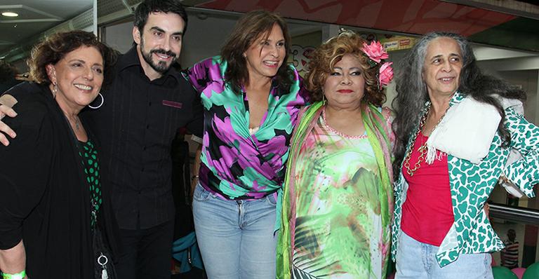 Ao lado de amigos, Alcione comemora 68 anos na quadra da Mangueira