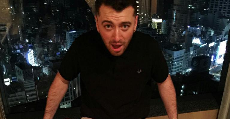 Sam Smith posa com cueca de elefantinho e brinca: ‘Presente mais estranho que já ganhei’