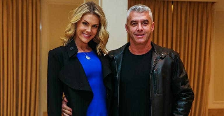 Ana Hickmann posa sem make e de roupa íntima ao lado do marido