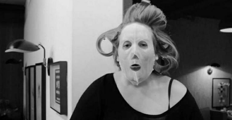 Adele surge irreconhecível com máscara no rosto e comemora sucesso arrasador de ’25’
