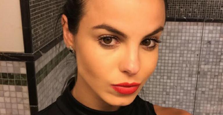 Sthefany Brito e o namorado trocam beijos na Itália