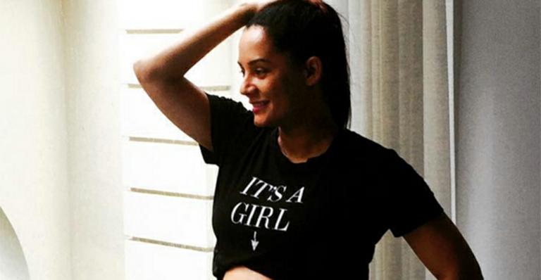 Grávida aos 44, Mônica Carvalho cumpre rotina fitness e exibe barrigão na academia
