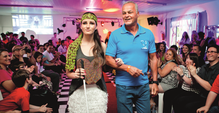 Kadu Moliterno participa de desfile do bem