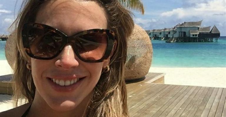 Lembra dela? Joana Prado, a eterna Feiticeira, exibe corpão em cenário paradisíaco