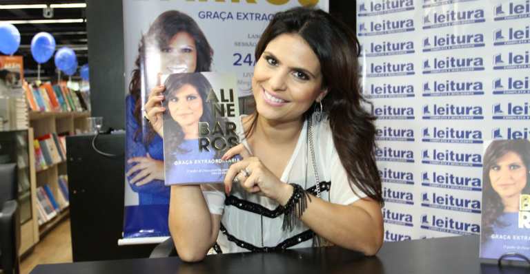 Cantora Aline Barros recebe o carinho dos fãs no lançamento de seu novo livro, ‘Graça Extraordinária’