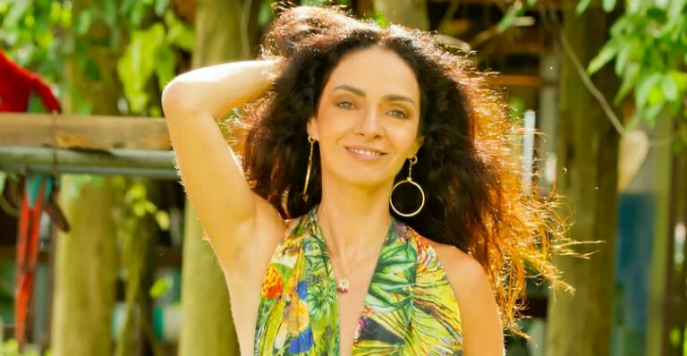 Claudia Ohana faz acrobacia na praia e mostra corpão enxuto aos 52 anos