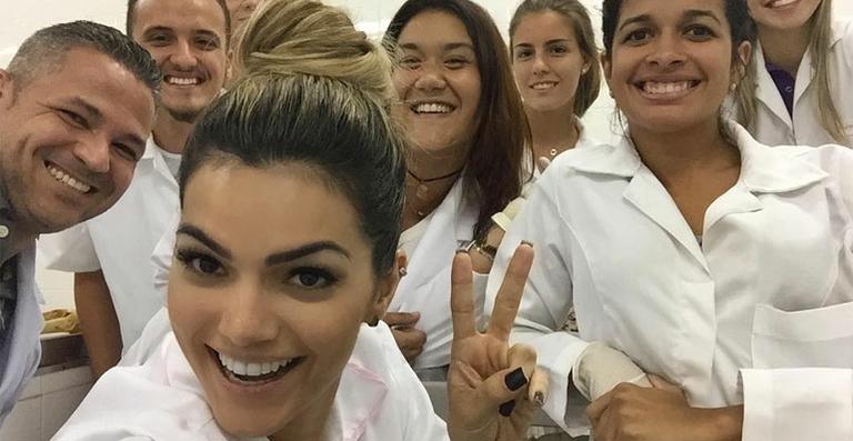 Aos 32, Kelly Key aparece em selfie ao lado dos colegas de faculdade: ‘Nerds em ação’
