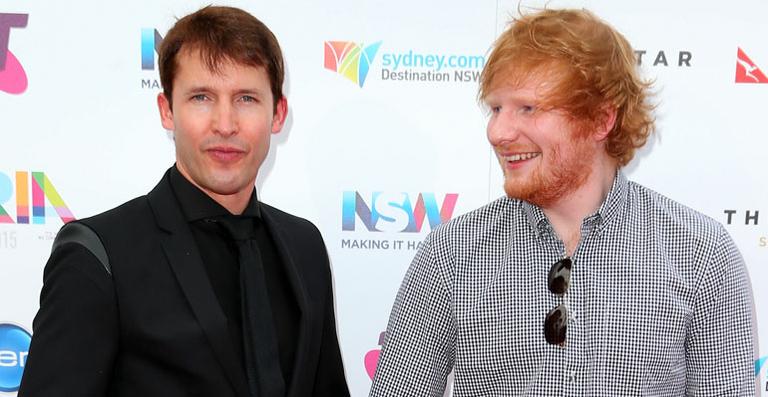 Ed Sheeran chega de mãos dadas e anuncia ‘noivado’ com James Blunt em prêmio