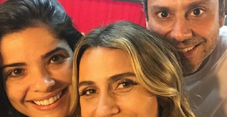 Giovanna Antonelli faz selfie com Vanessa Giácomo e Alexandre Nero em bastidor de novela