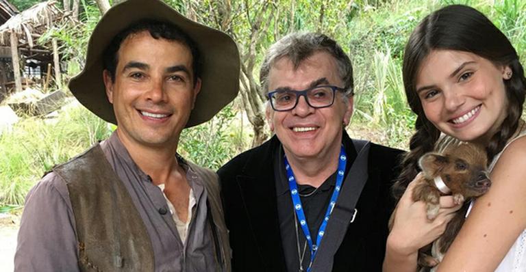 Camila Queiroz brinca com porquinho nos bastidores da próxima novela das seis