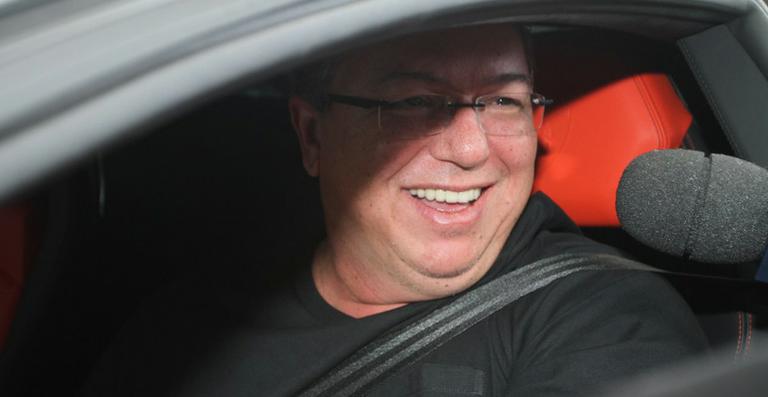 Boninho chega em carro de luxo na festa dos 80 anos do pai, Boni