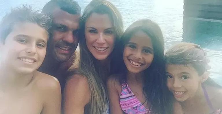Nas Ilhas Maldivas, Vítor Belfort e Joana Prado mostram fotos de viagem em família