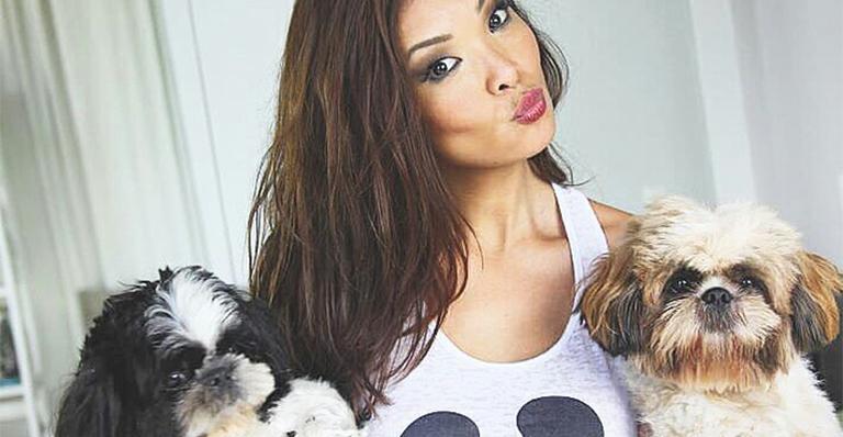 Carol Nakamura exibe corpo sarado em foto de biquíni