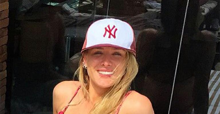 De biquíni, Fiorella Mattheis exibe corpo perfeito à beira da piscina