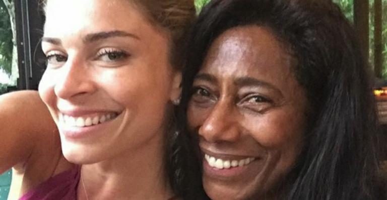 Grazi Massafera posa sem maquiagem e impressiona Glória Maria: “Muito mais que linda”