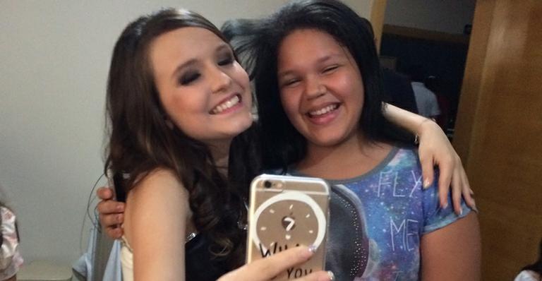 Encontro de mini estrelas: Larissa Manoela faz show em Vitória e reencontra Aysha, filha de Simony