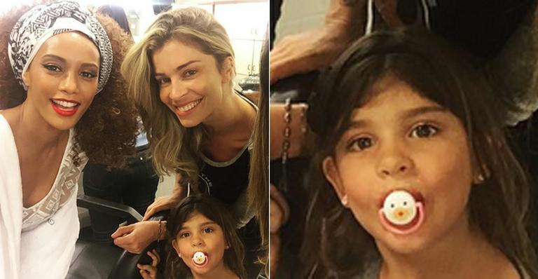 Grazi Massafera leva a filha, Sofia, a gravação no Projac