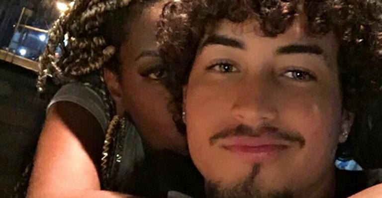 Ludmilla posa agarradinha ao namorado: “Para não fugir”