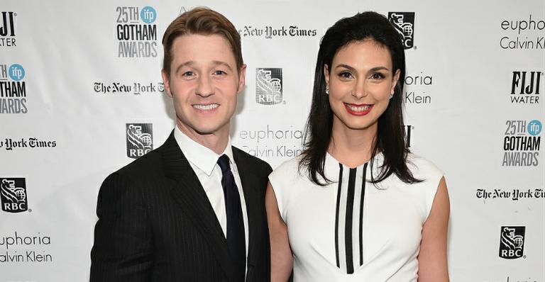 Morena Baccarin exibe barriga de grávida ao lado de Ben McKenzie